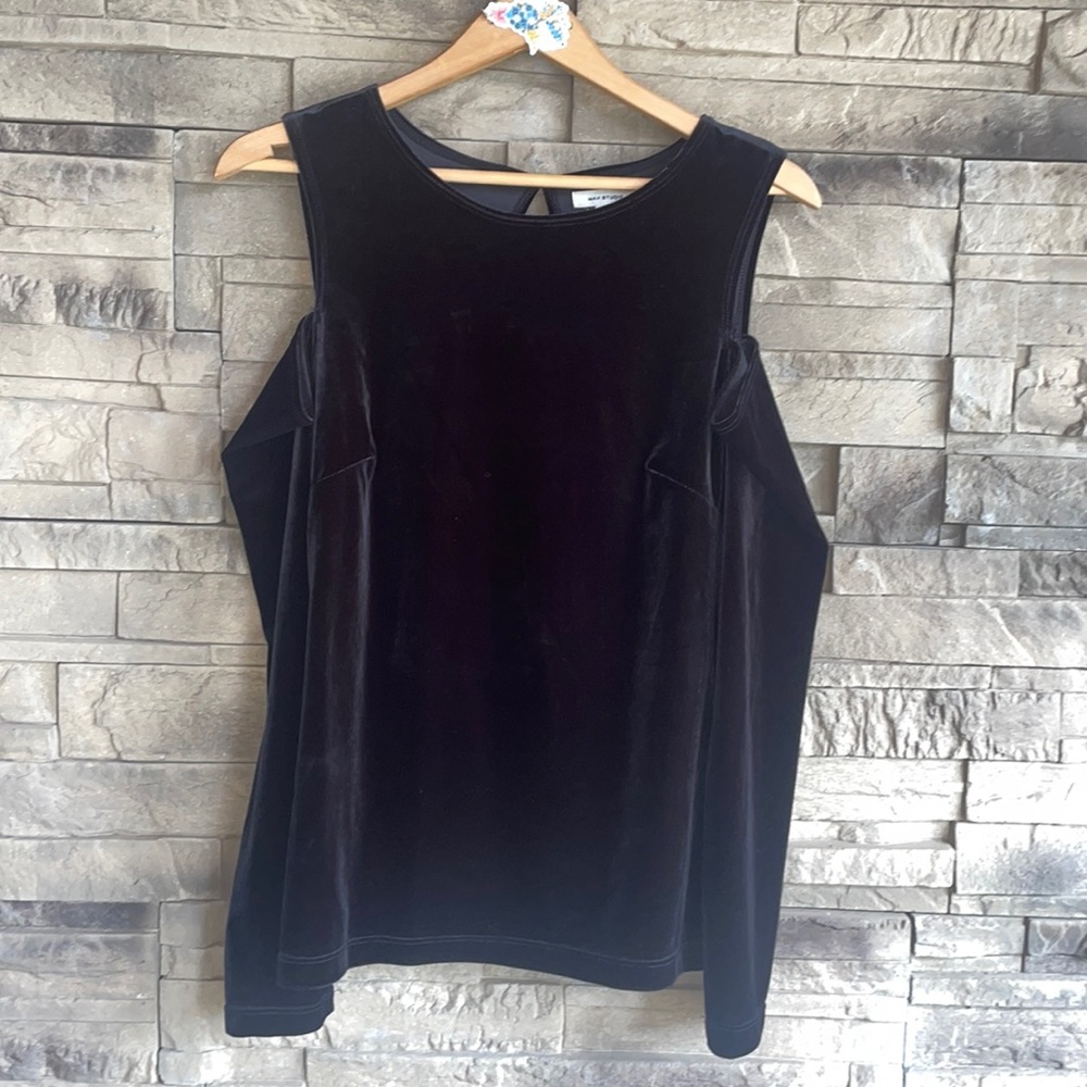 🖤Beautiful MAX STUDIO, cold shoulder top size Large